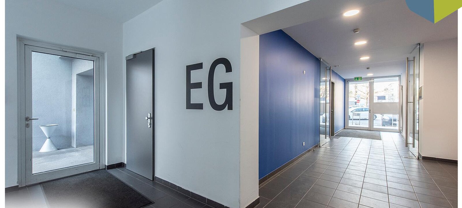 Attraktiver heller Gebäudeeingang