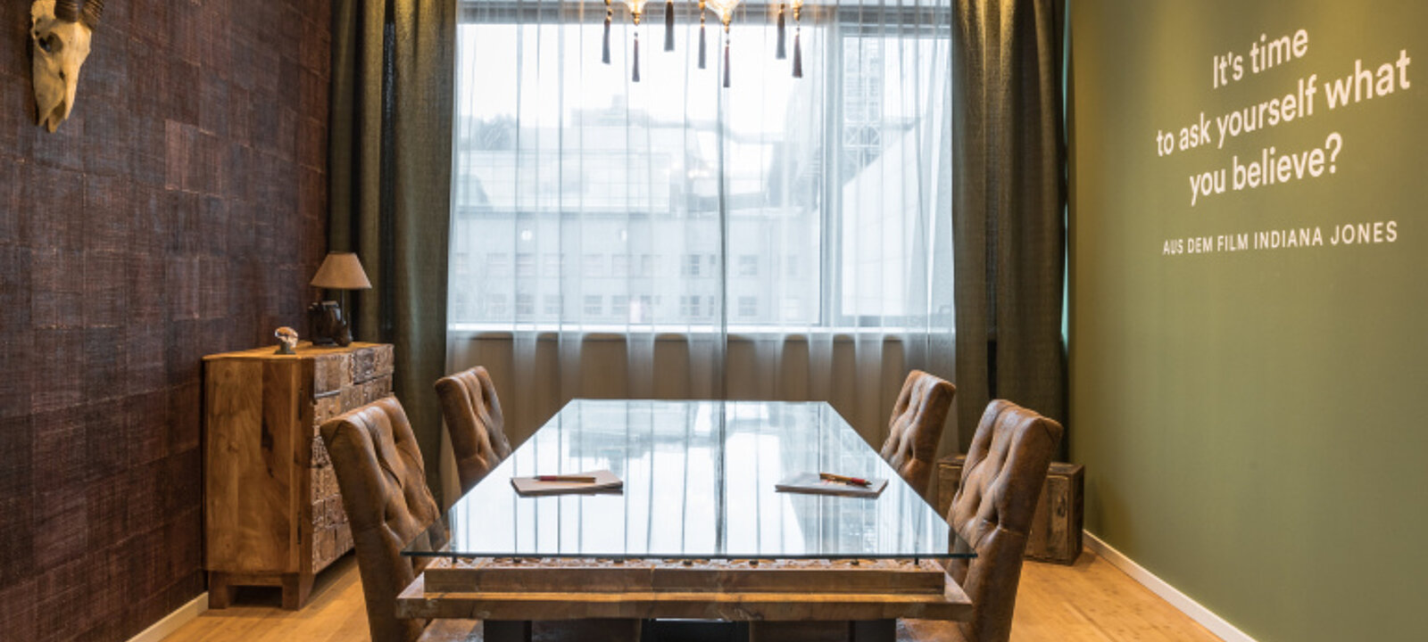 Indiana Jones Besprechungszimmer