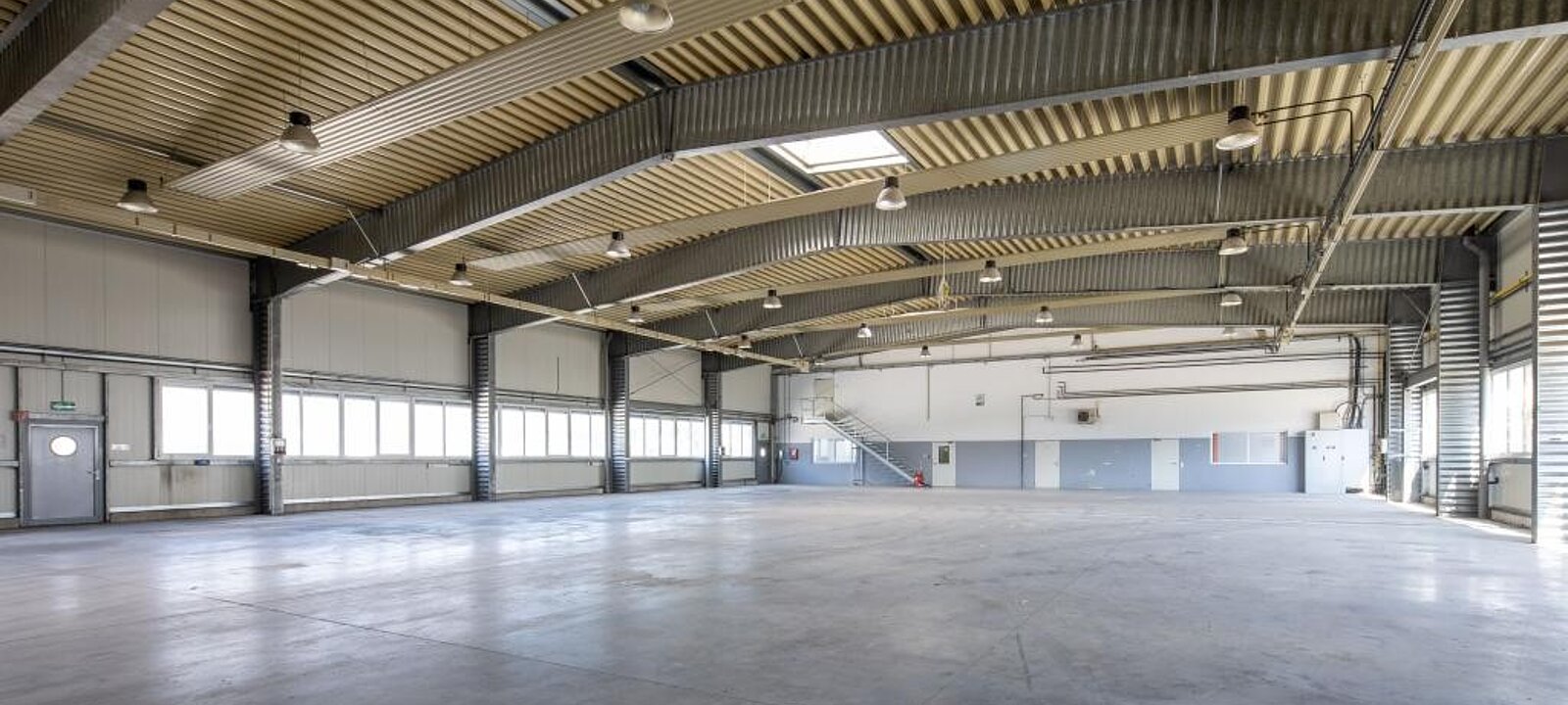 an die Halle angeschlossen das Bürogebäude