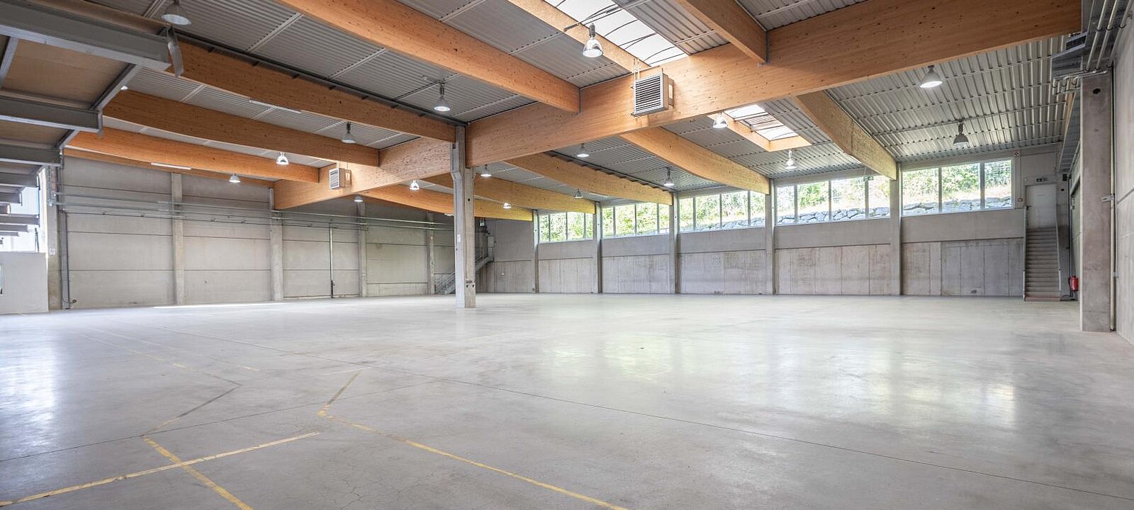 gesamt ca. 2.325 m² Nutzfläche in Halle u.Büro