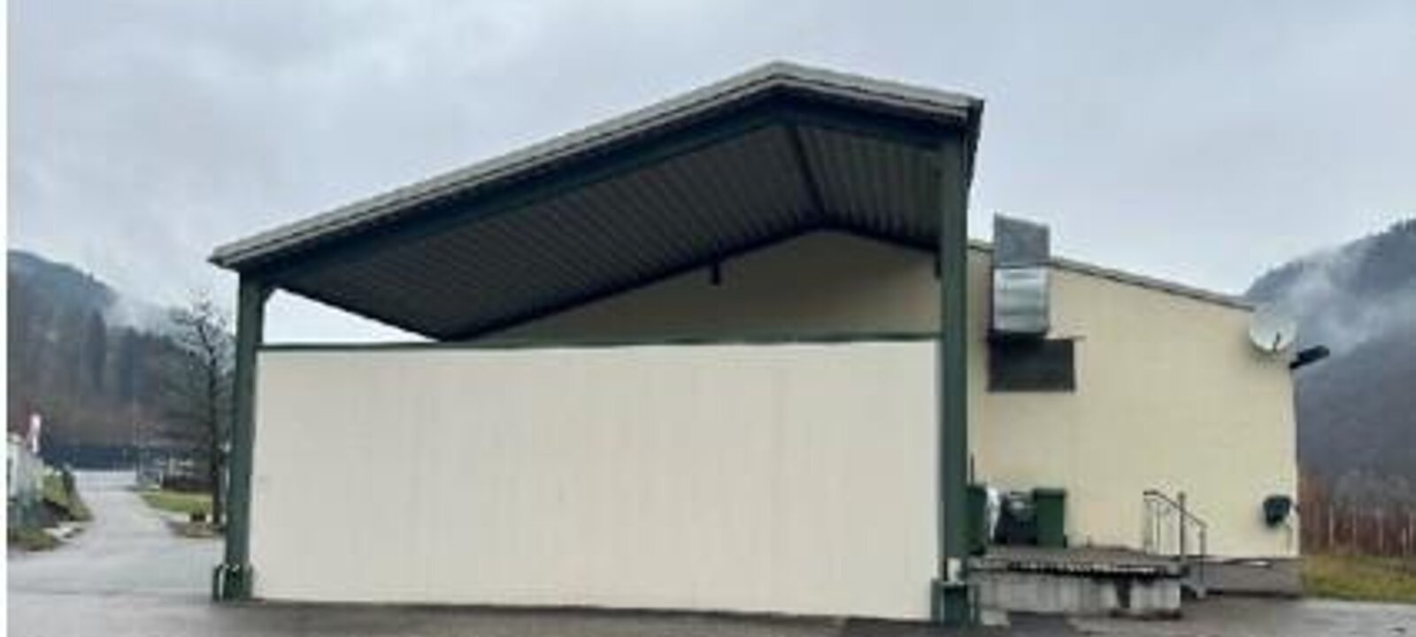 Lagerhalle mit Flugdach und Rampe Lagerhalle mit Flugdach und Rampe