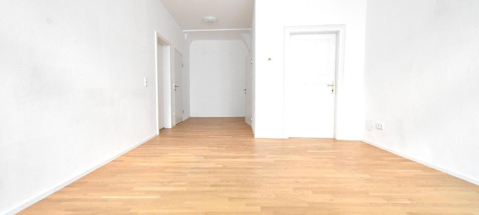 Bürofläche mit Blick zum Eingang Bürofläche mit Blick zum Eingang