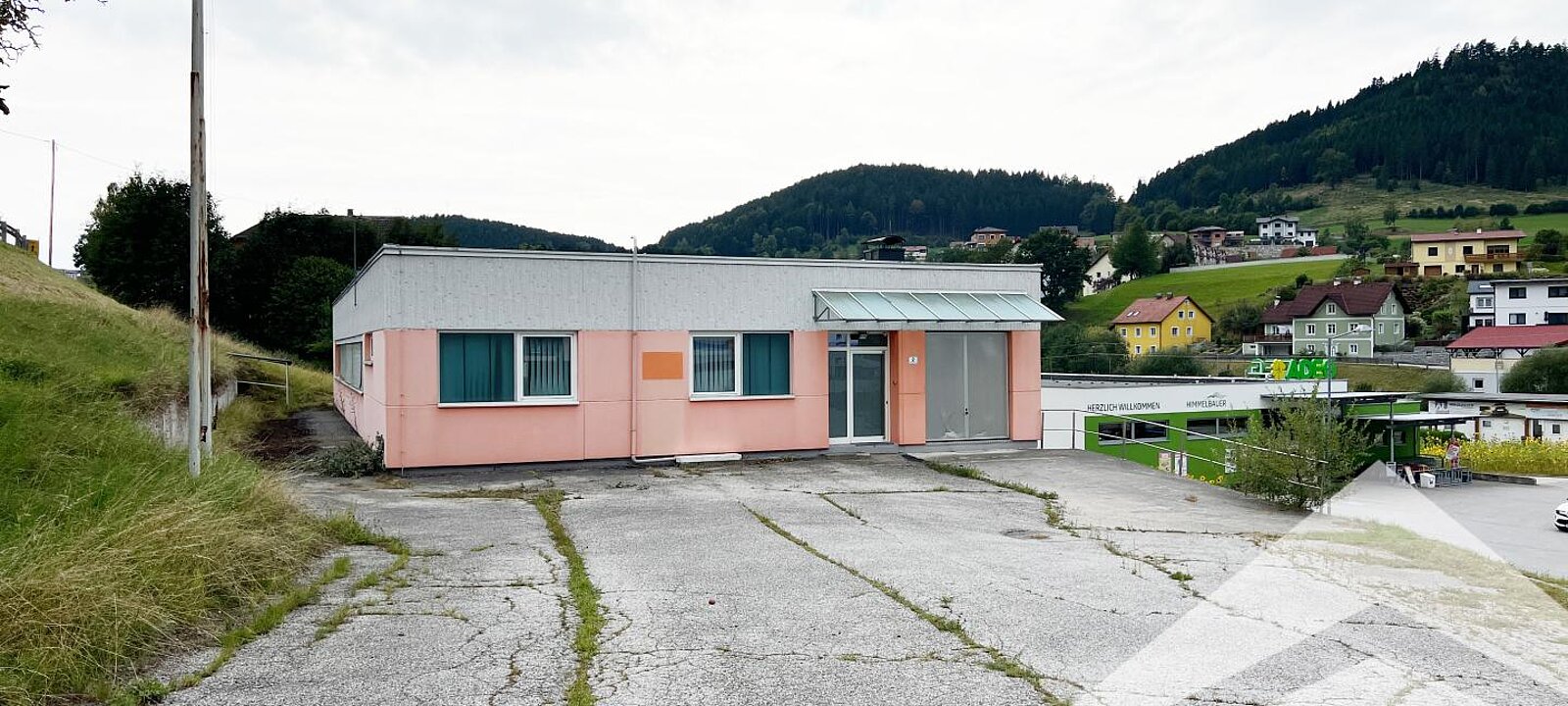 Gebäudeansicht / Parkplätze