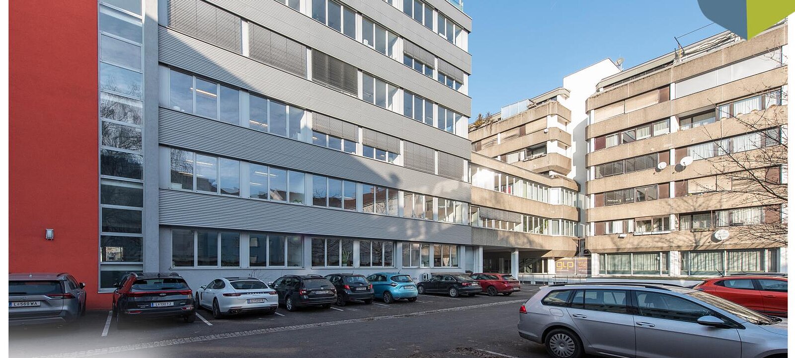 Innenhof mit Außenparkplätzen