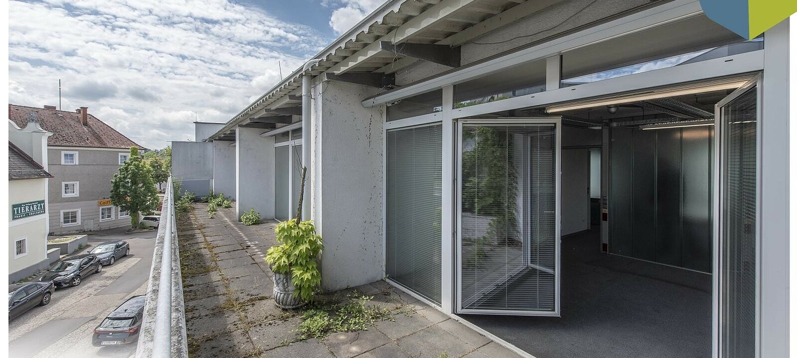 Blick von der Loggia in den Bürobereich