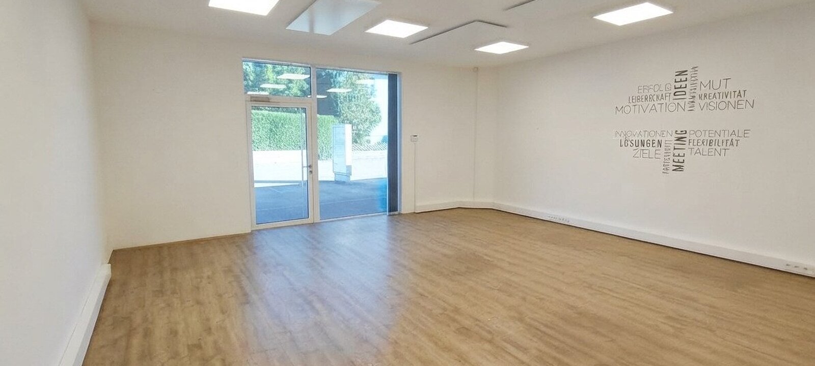 Verkaufsraum mit Büro und Küche