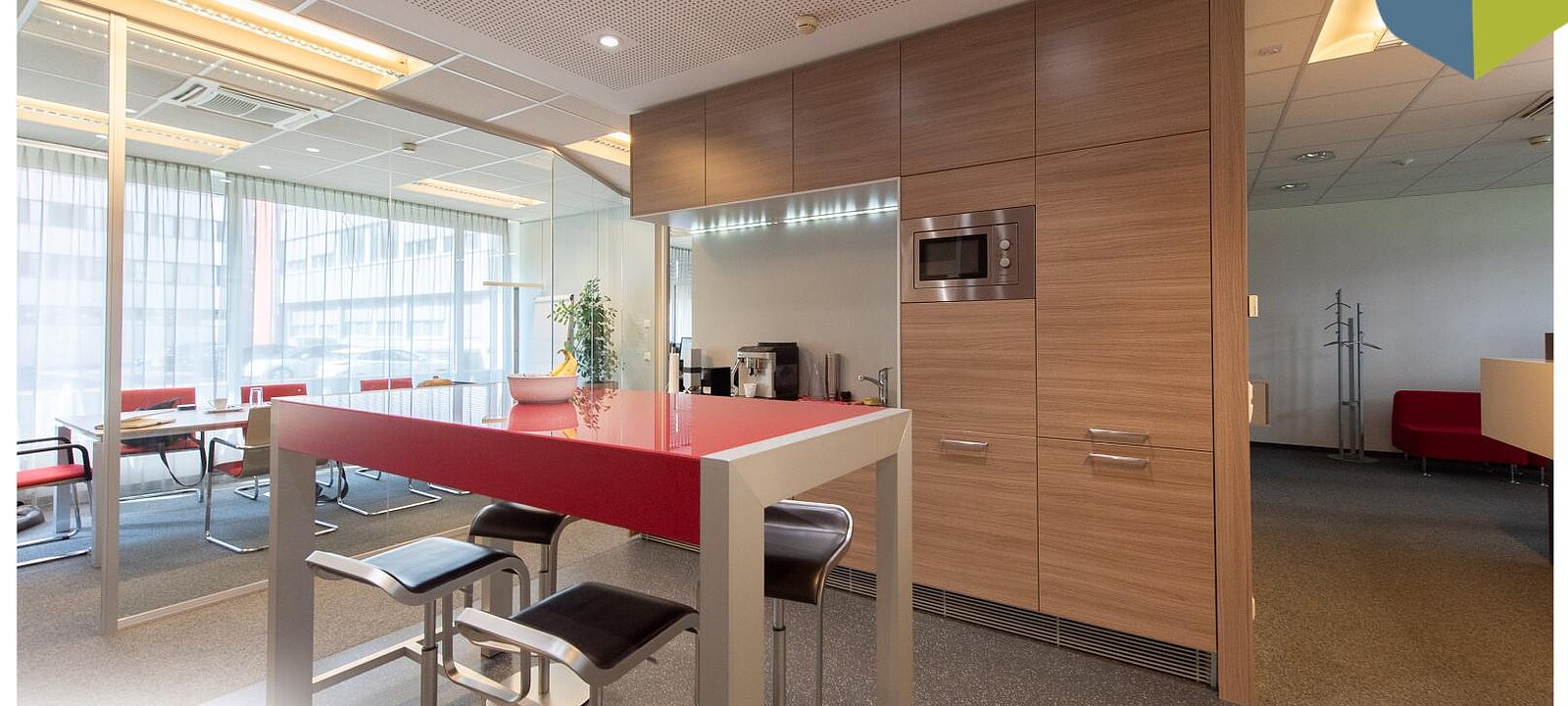 Küche mit Blick auf Besprechungszimmer Küche mit Blick auf Besprechungszimmer