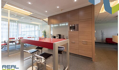 Küche mit Blick auf Besprechungszimmer