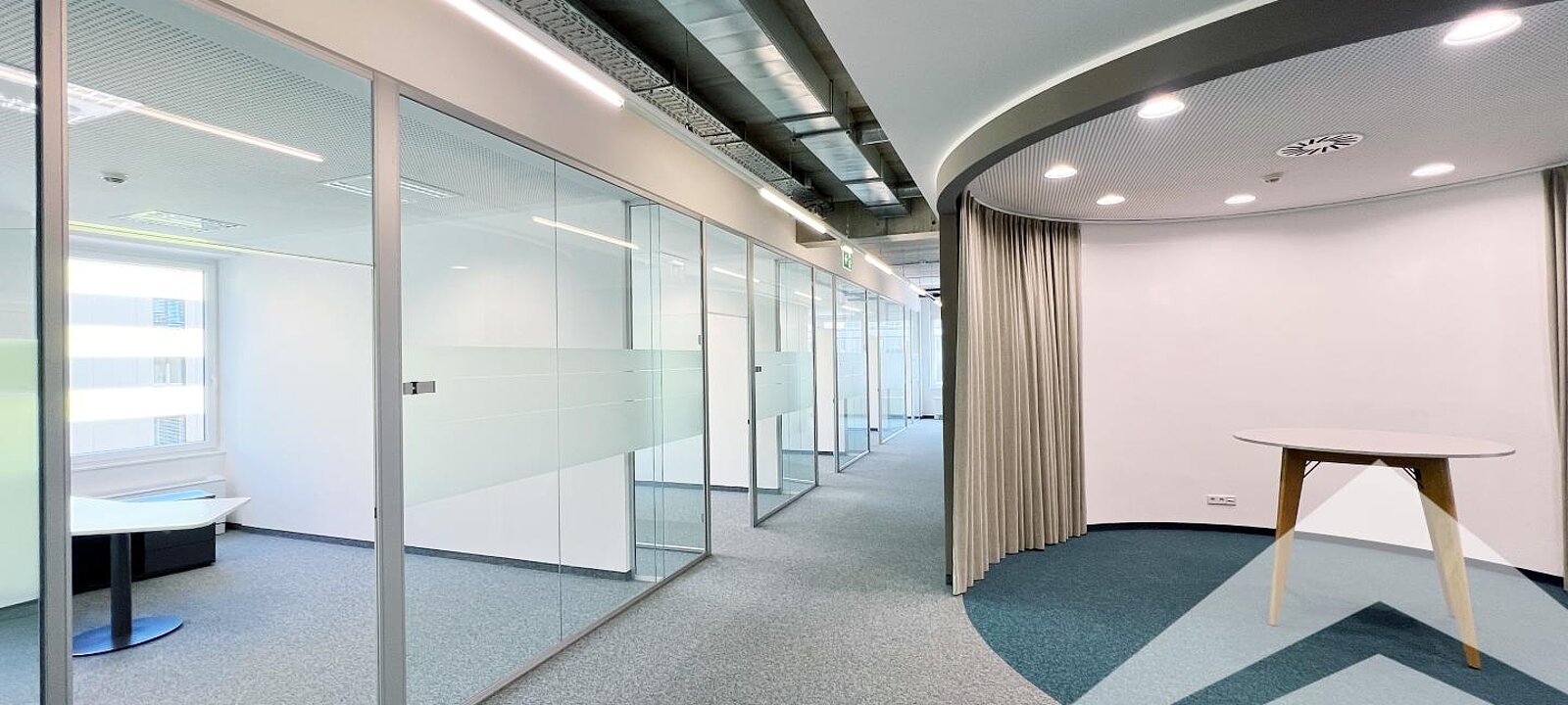 Ansicht individuelle Büroräume mit Gang