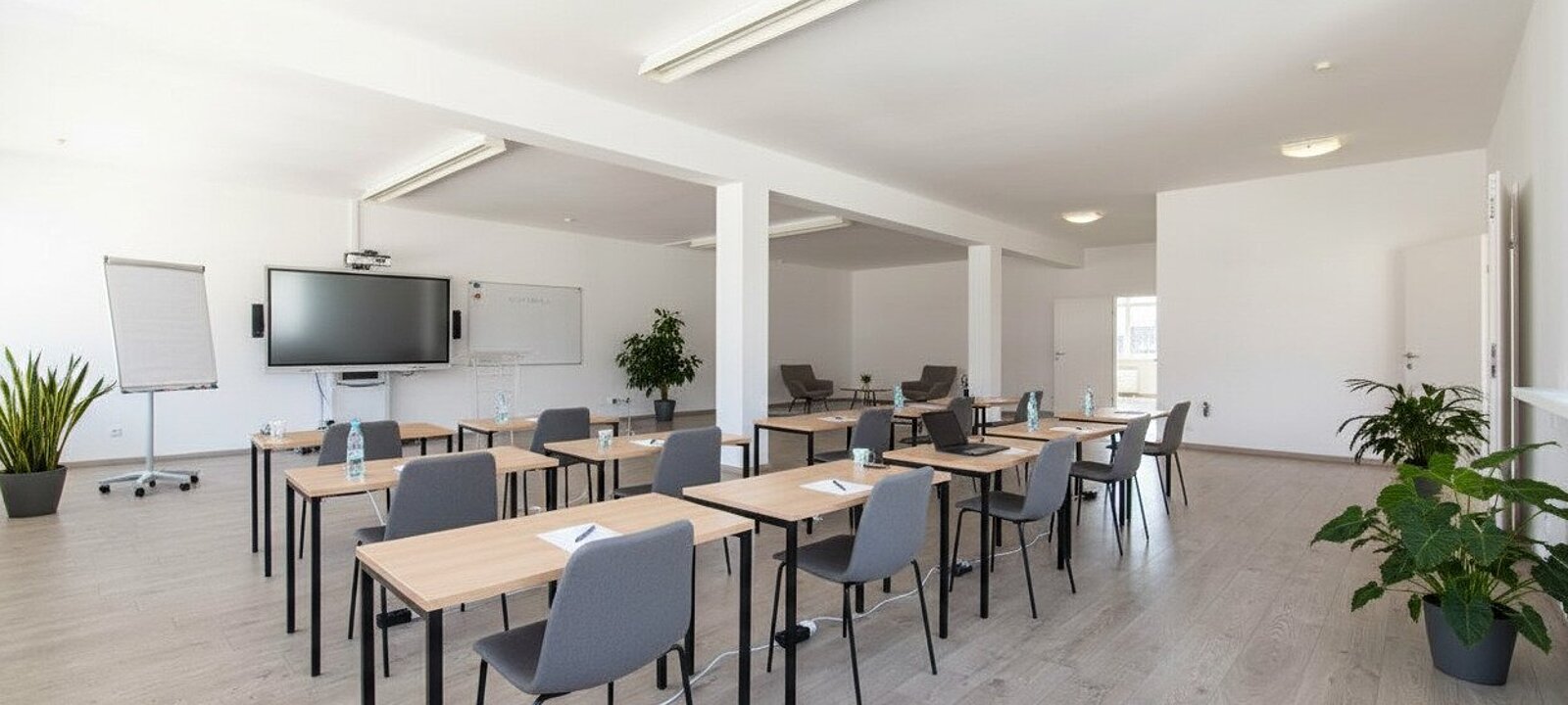 Schulungsraum - KI Visualisierung - mögliche Möblierung