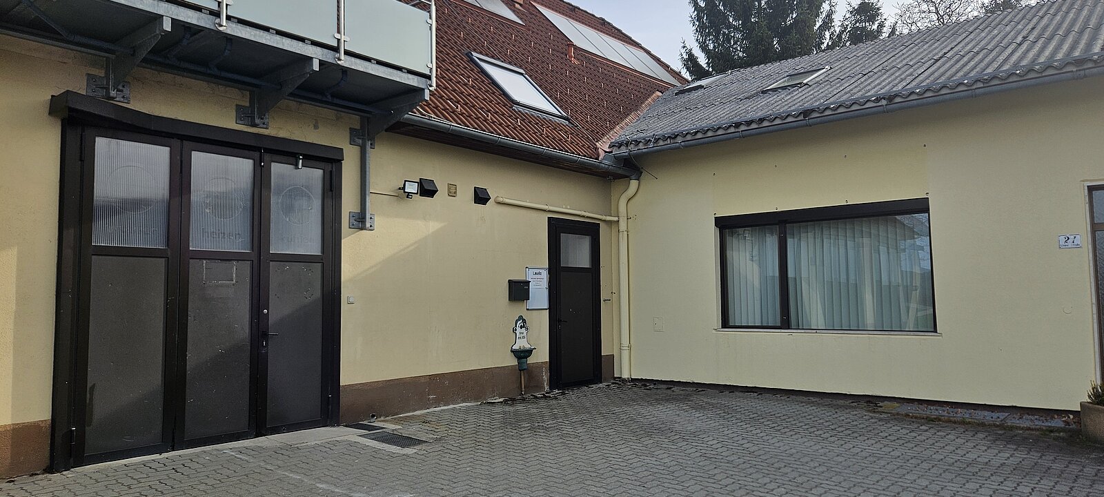 Eingänge Büro und Lager/Werkstatt