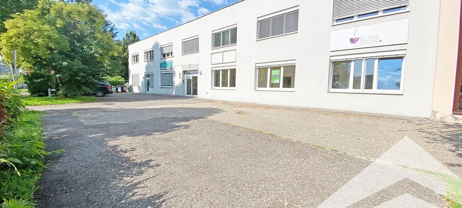 Aussenaufnahme mit Parkplätzen Aussenaufnahme mit Parkplätzen