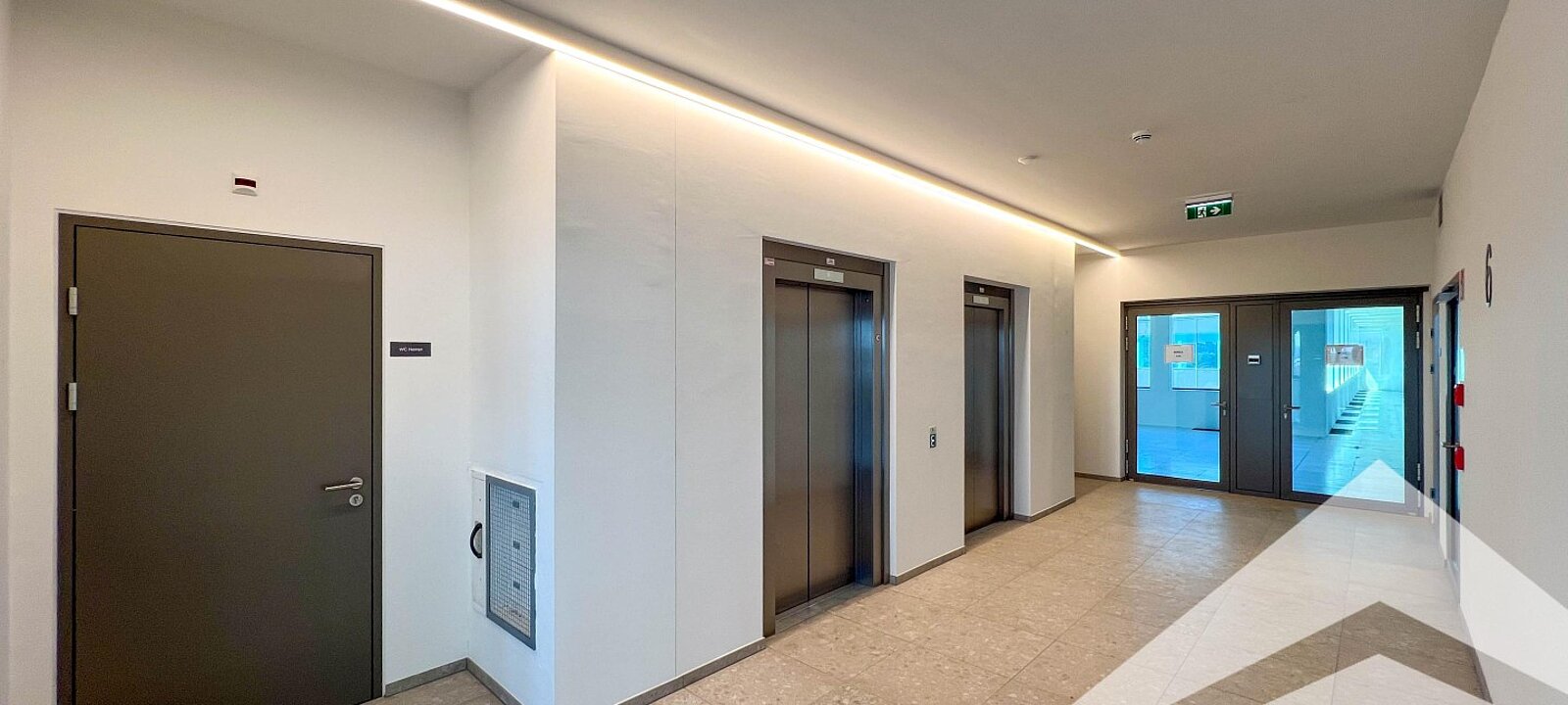 Stockwerkslobby mit Lift und Sanitär Stockwerkslobby mit Lift und Sanitär