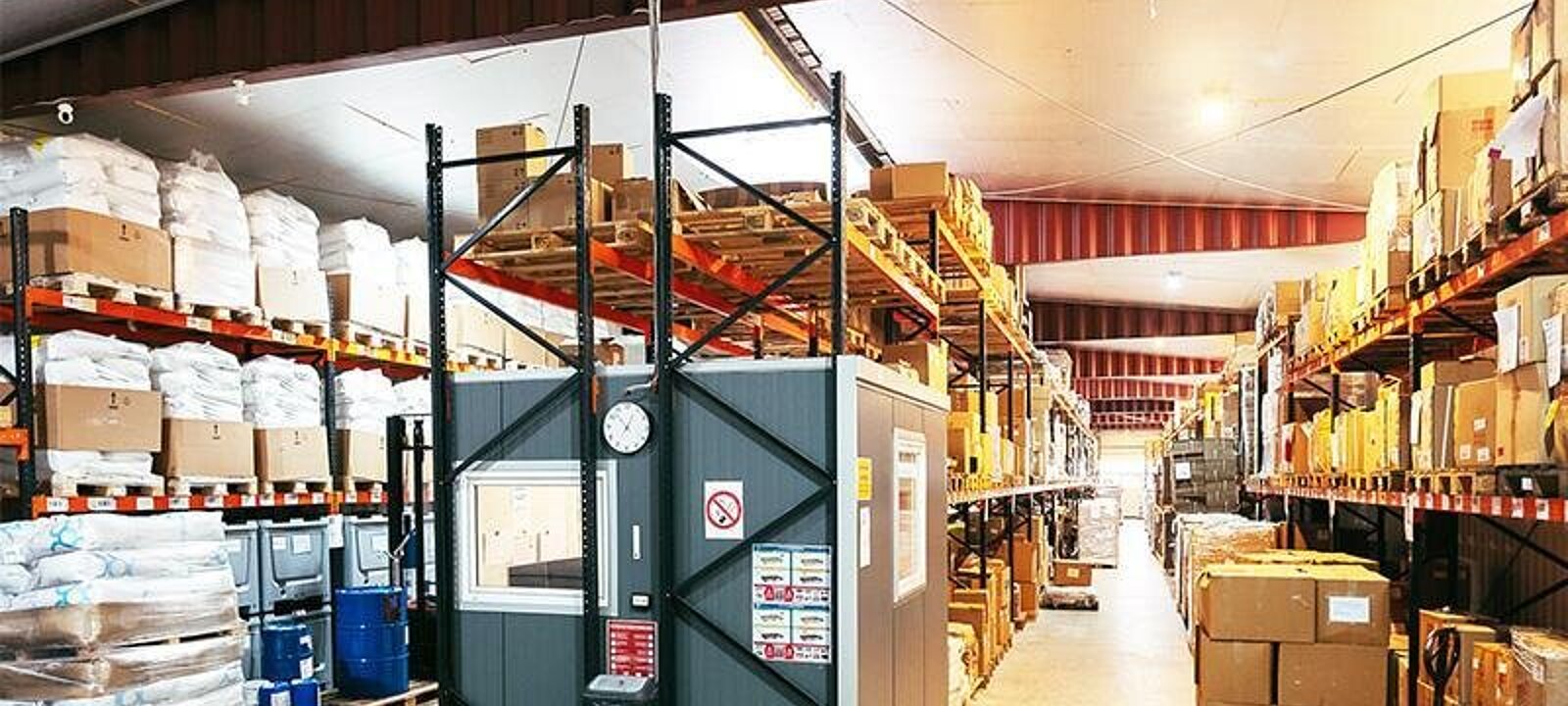 und rund 700 m² Lagerhalle