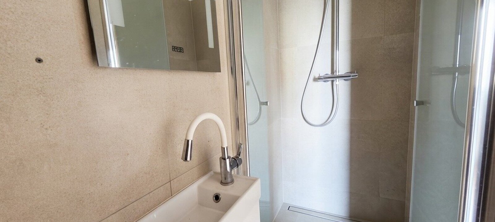 neuwertige Dusche