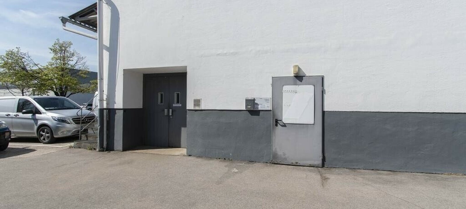 Zugang zum Lager und ebenerdiger Lastenlift