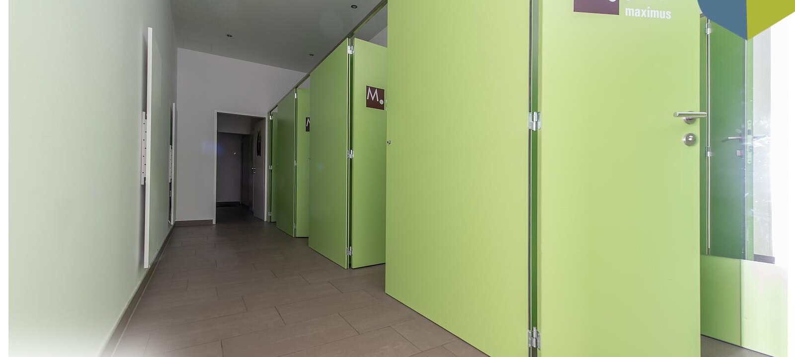 Umkleidekabinen im hinteren Bereich