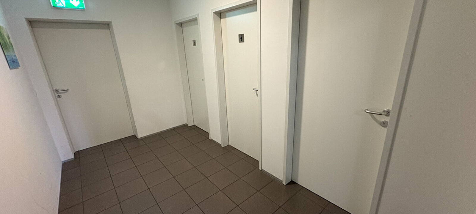 Gang + Mitarbeiter WC