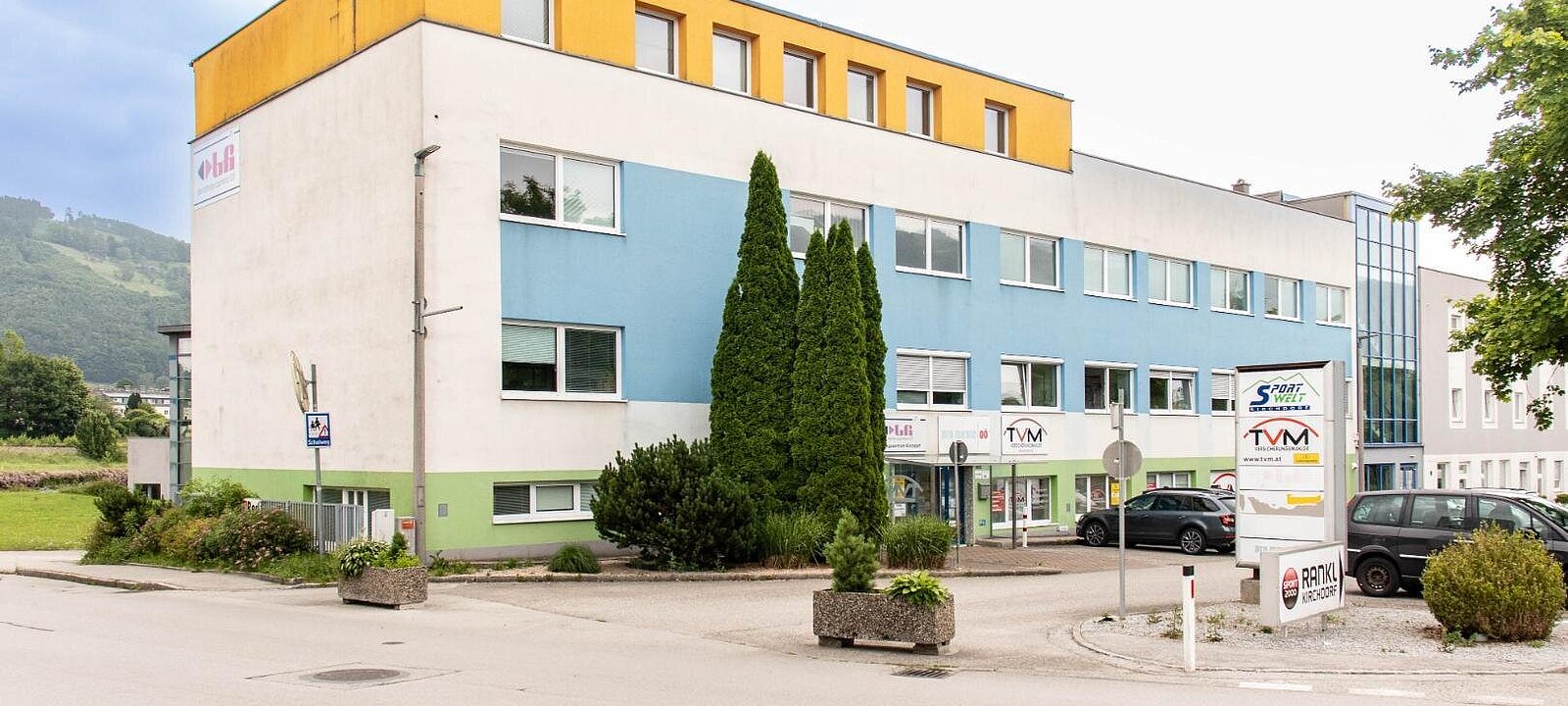 zentrale Lage mit Kundenparkplätze