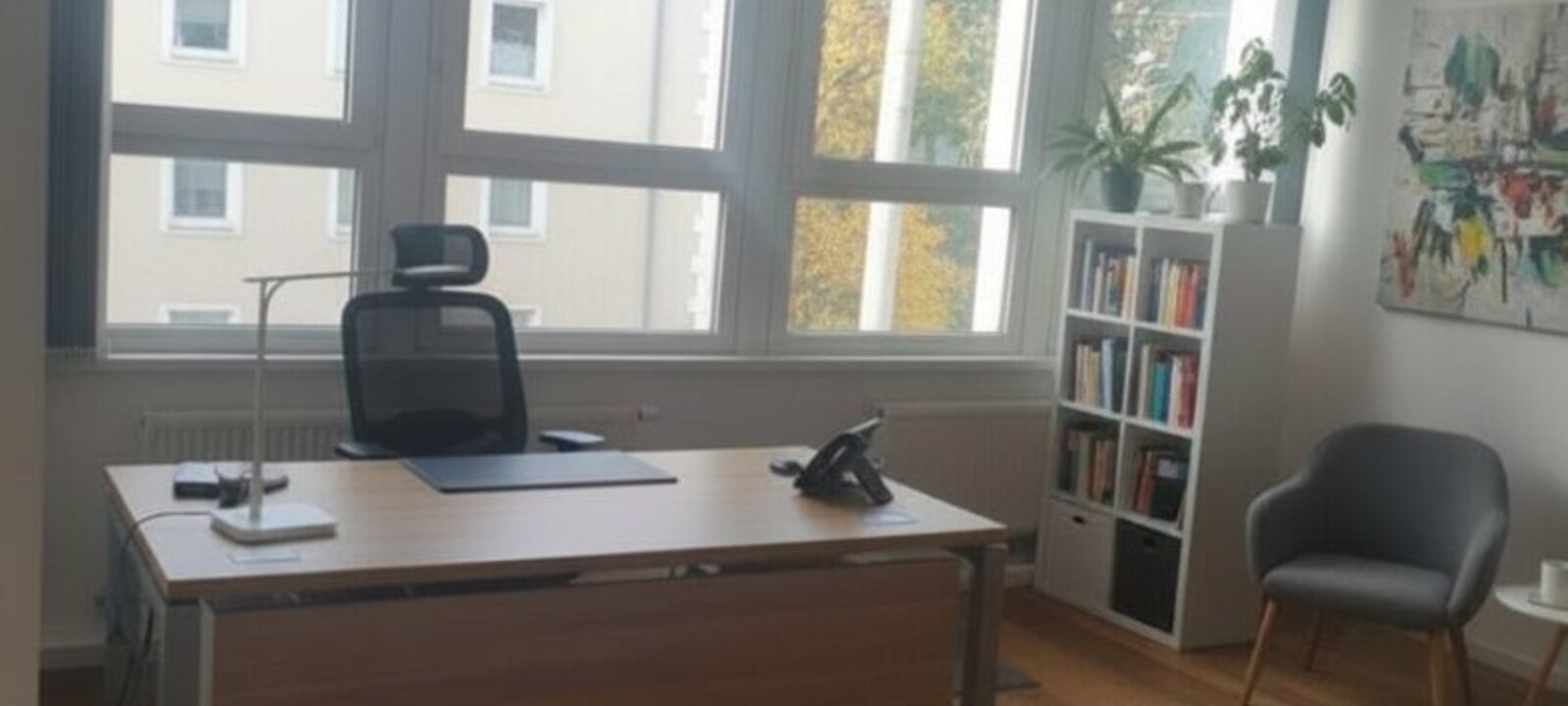 Trainingsraum 4 Beispielbüromöbeln_KI_generiert