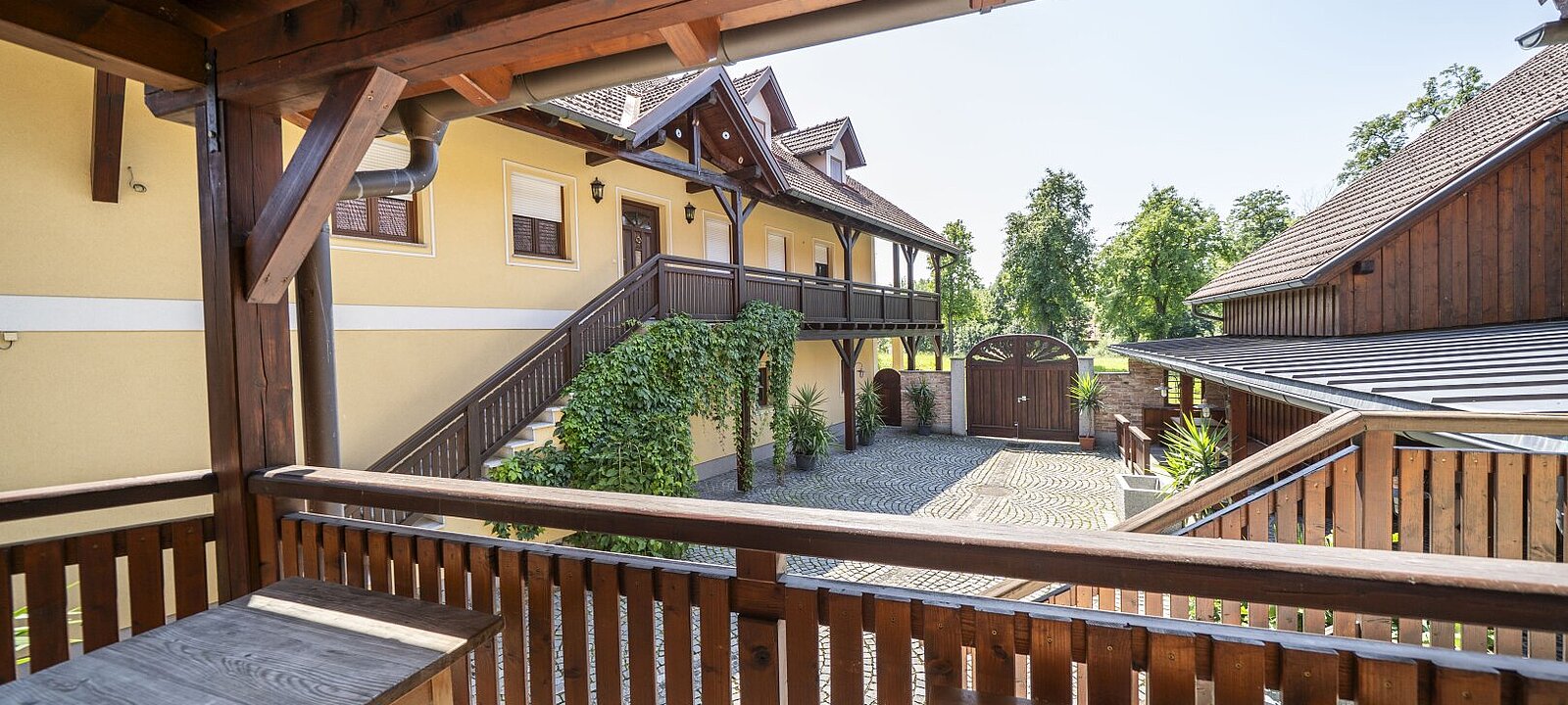 GH Lini (Terrasse, Innenhof)
