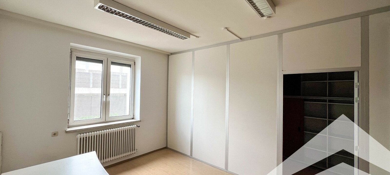 Einzelbüro mit Archivraum