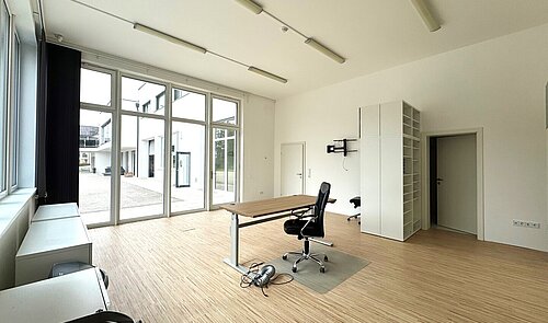 möbliertes Chefbüro