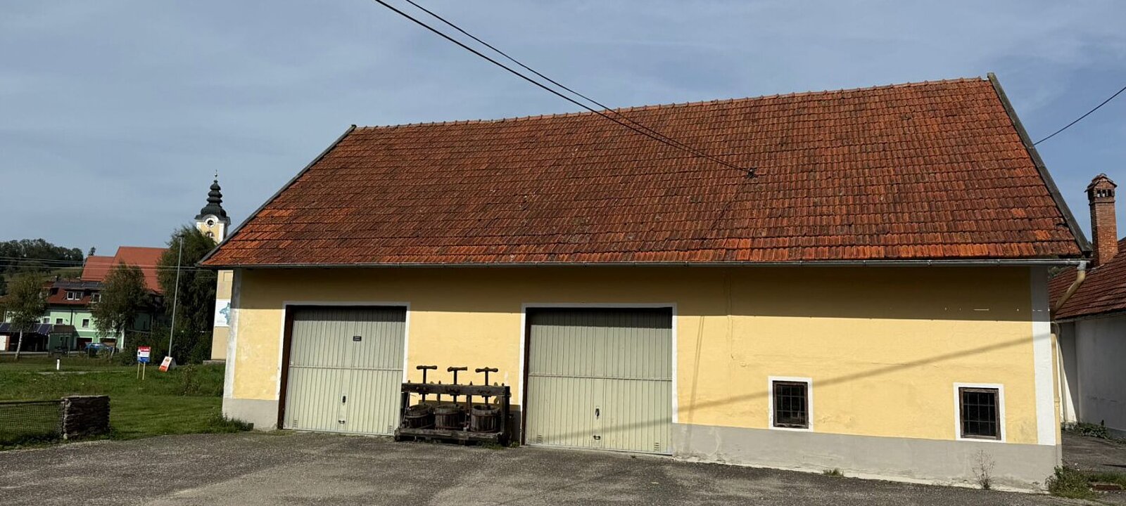 Garagengebäude mit asphaltiertem Vorplatz - Ansicht Südwest Garagengebäude mit asphaltiertem Vorplatz - Ansicht Südwest