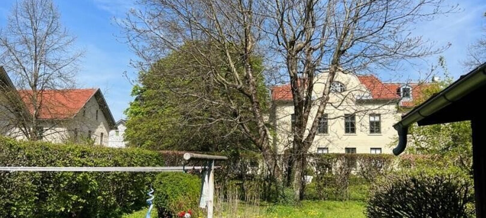 schöner Garten abseits der Straße