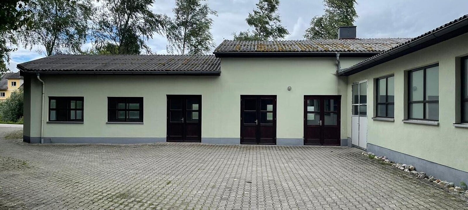 Vorplatz Innenhof - Anlieferseite Vorplatz Innenhof - Anlieferseite