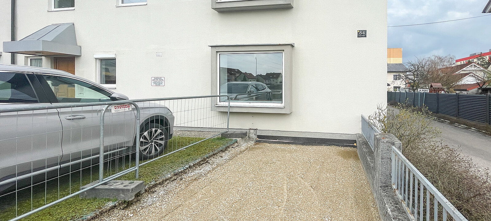 Parkplatz + Außenansicht Parkplatz + Außenansicht