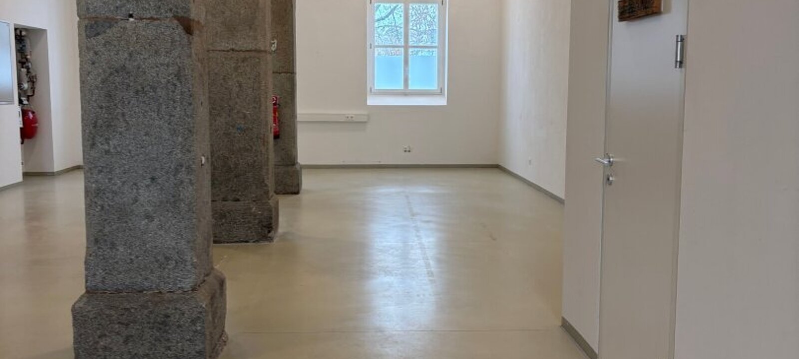 Gewerbefläche mit Gewölbe und Granitsäulen