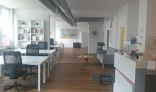 Großraumbüro KI-generiert