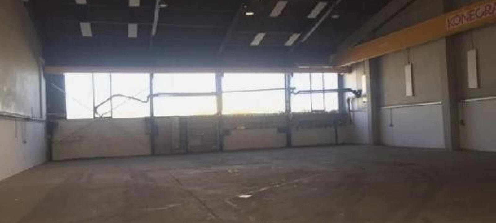 500 m² Halle - Kran 2,5 Tonnen 500 m² Halle - Kran 2,5 Tonnen