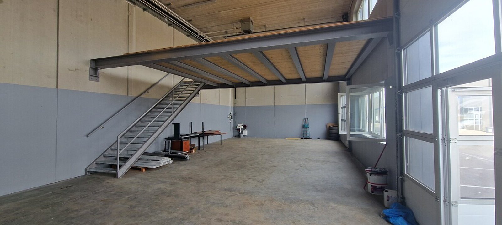 Halle mit Zwischendecke