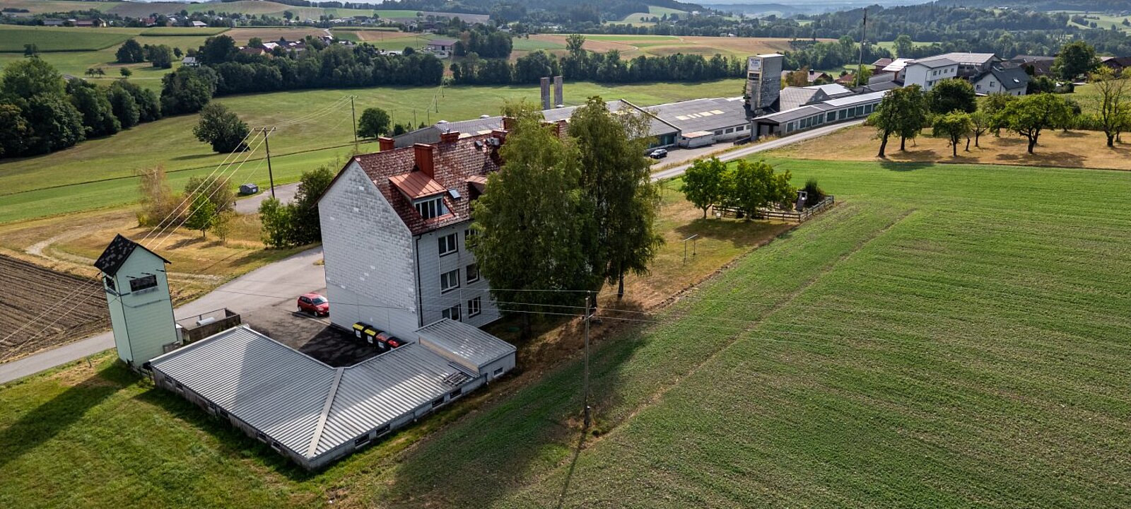 Zinshaus Hinteransicht mit Garagen Zinshaus Hinteransicht mit Garagen
