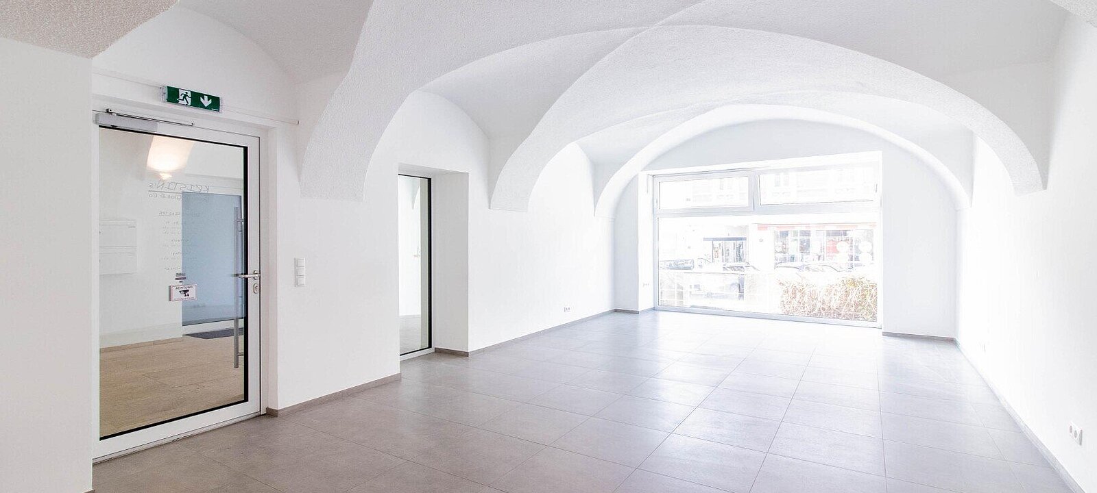Verkaufsraum mit Schaufenster zum Hauptplatz