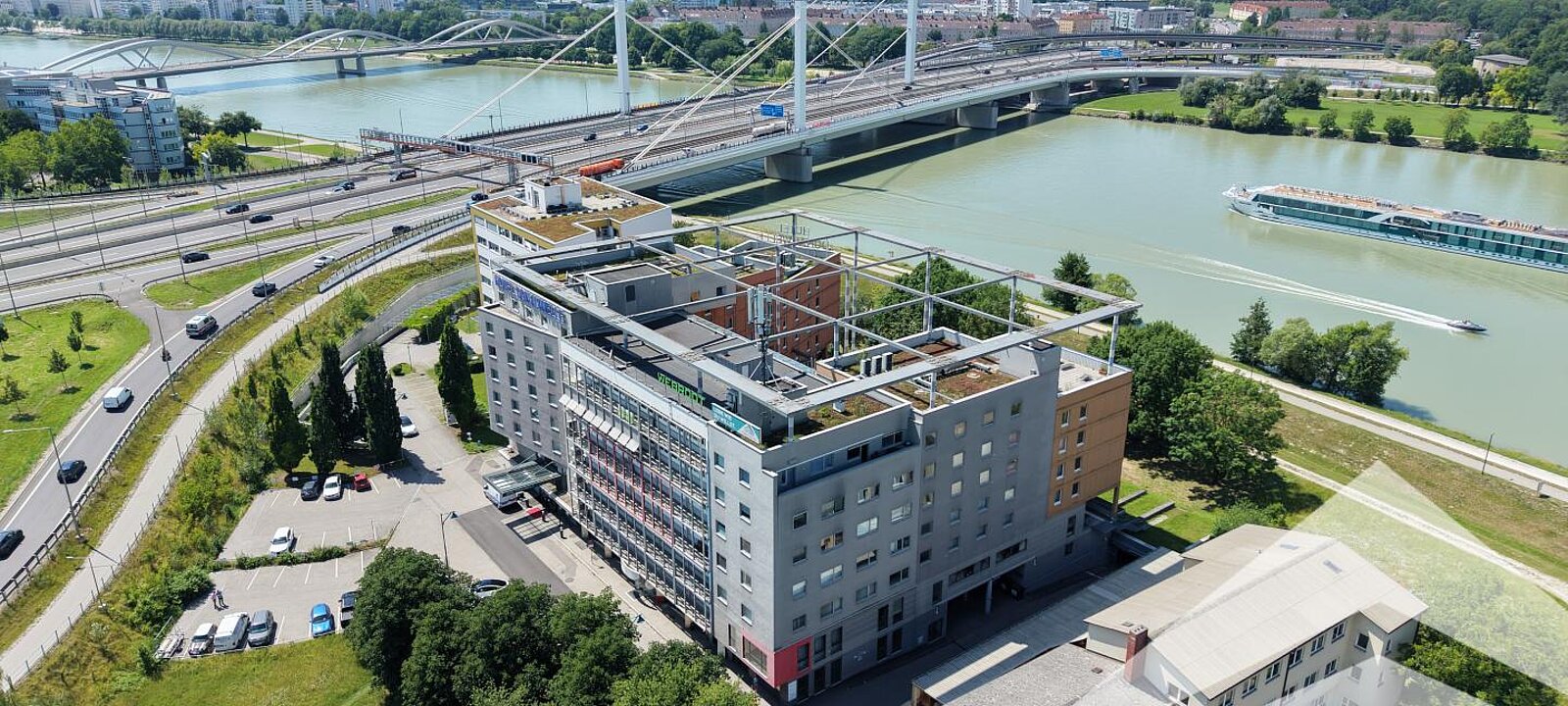 Gebäudeaussenaufnahme mit Donau