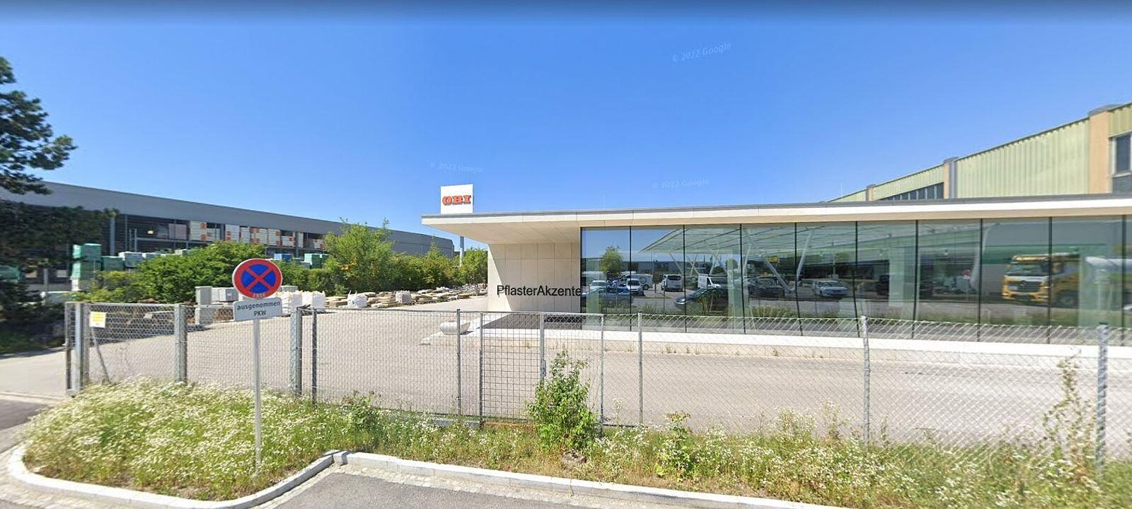 Schauraum + Zufahrt Aussenansicht Schauraum + Zufahrt Aussenansicht