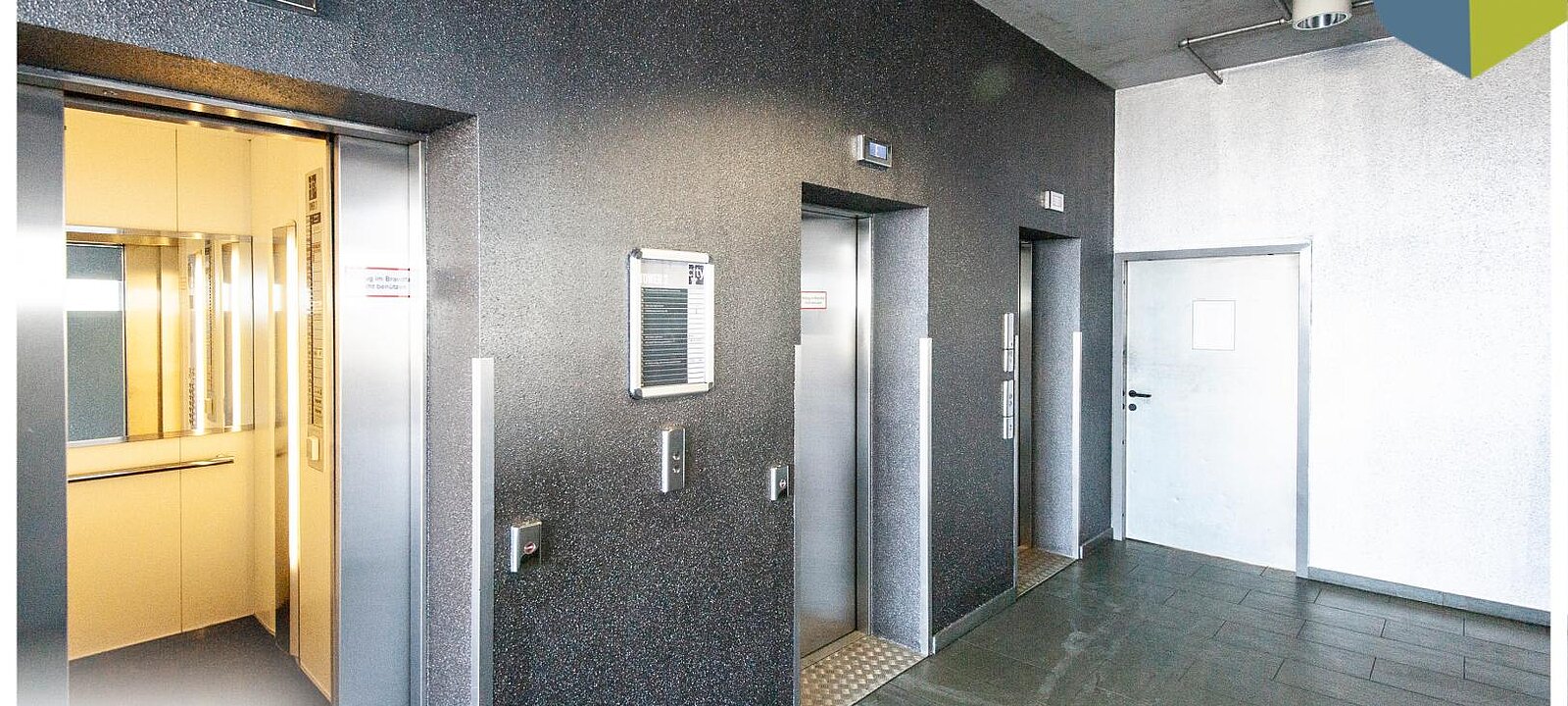 3 Personenlifte zu den Büros 3 Personenlifte zu den Büros