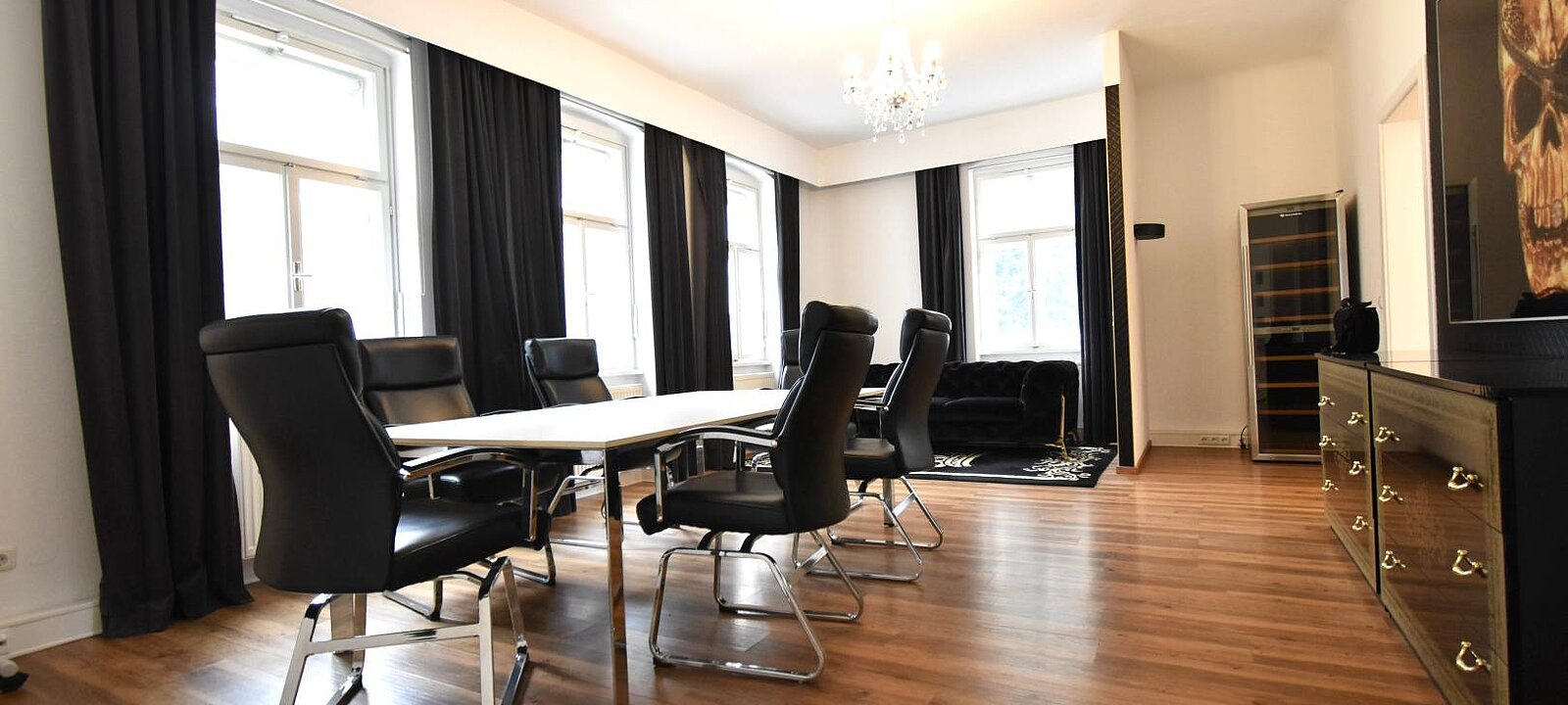 Büroraum 1 mit Blick zum Besprechungstisch Büroraum 1 mit Blick zum Besprechungstisch