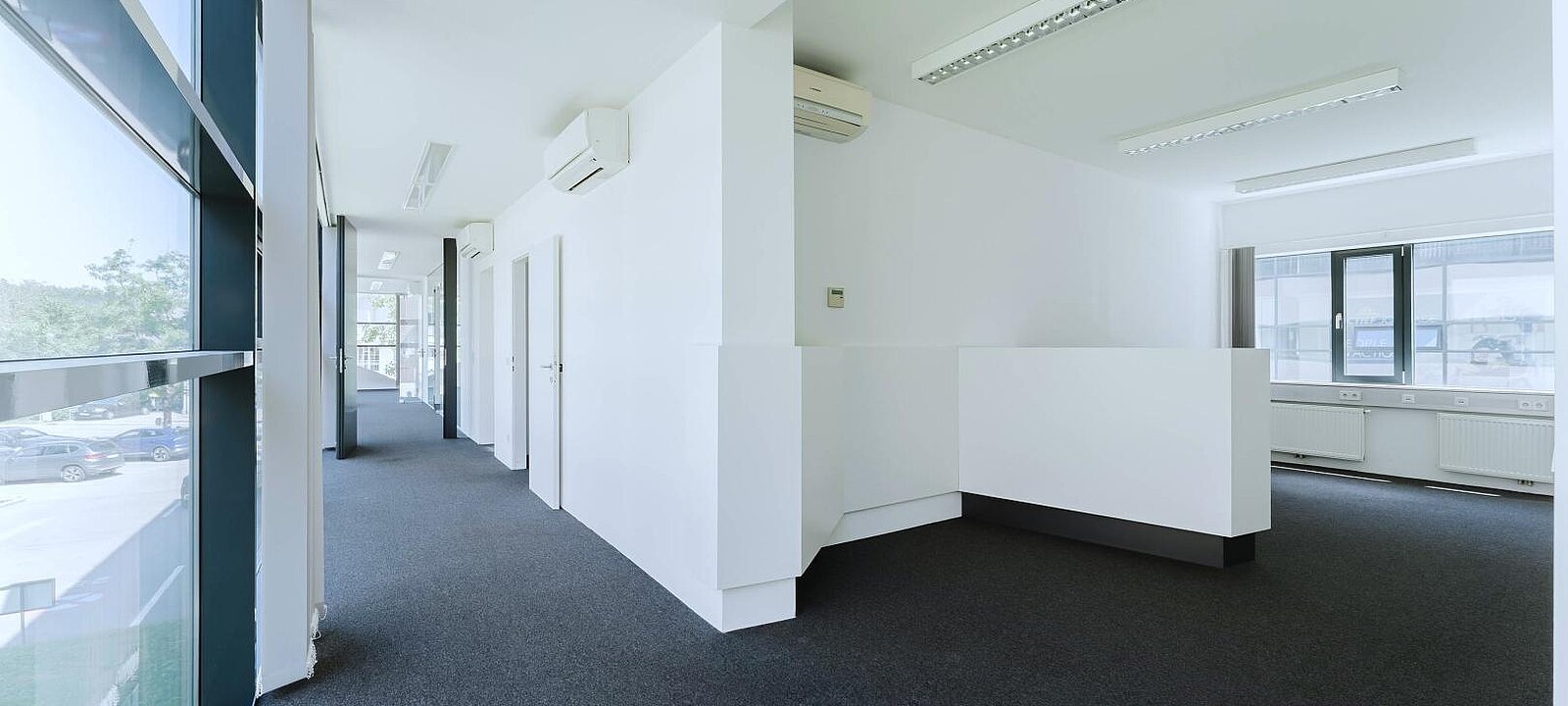 Gang mit Sicht auf Büro 1