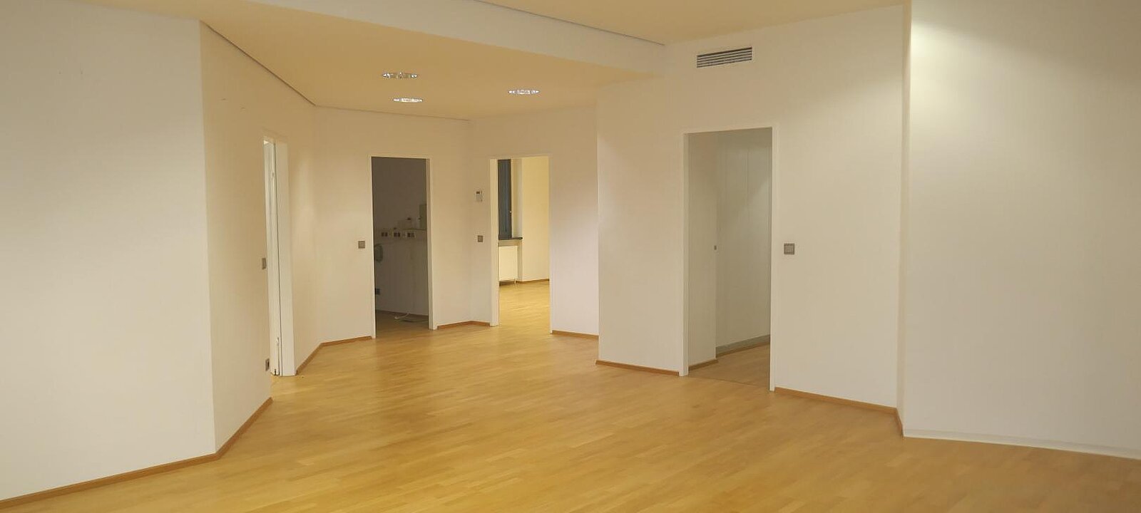 Hauptbüro Richtung Serverraum