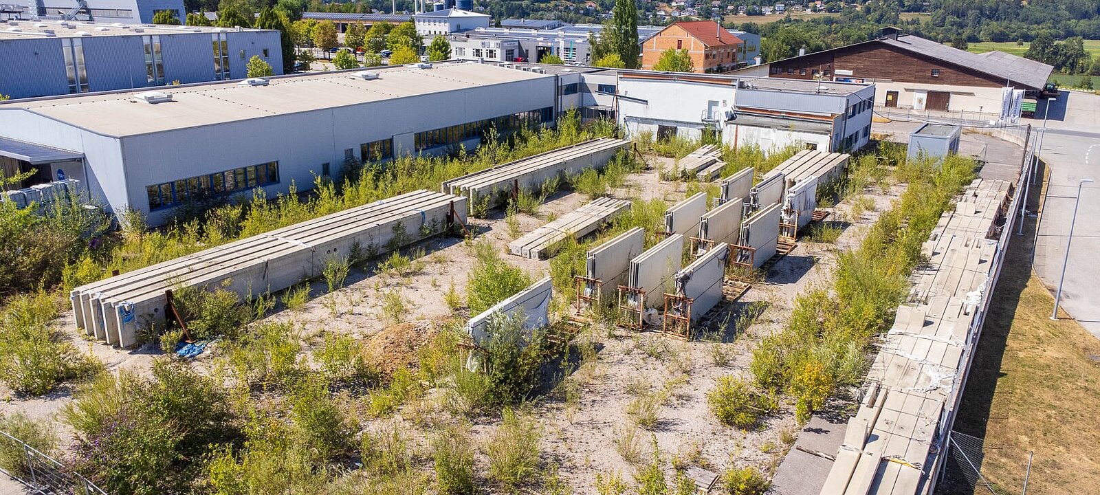 bereits am Grundstück gelagert: Fertigteile für Hallenneubau