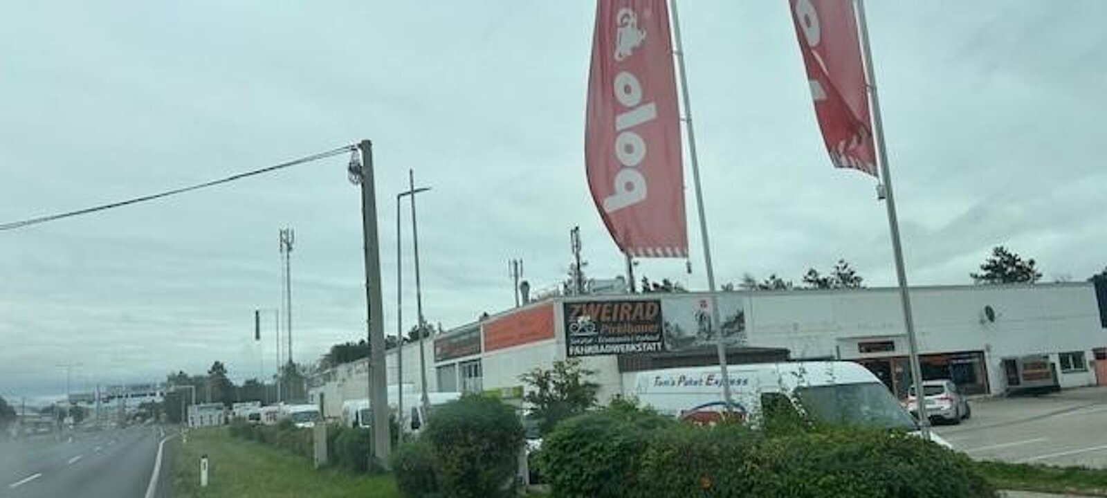 Zehntausende Autos fahren vorbei