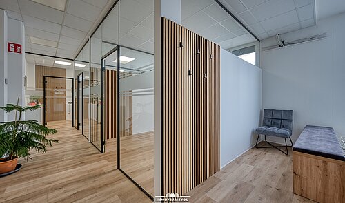 Wartebereich und Gang