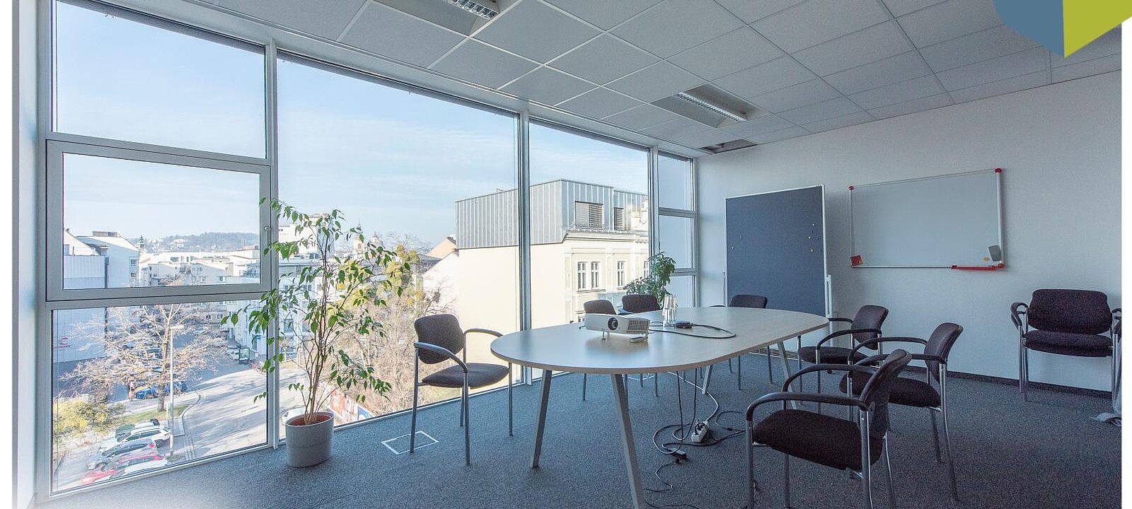 Besprechungsraum mit raumhoher Fensterfront