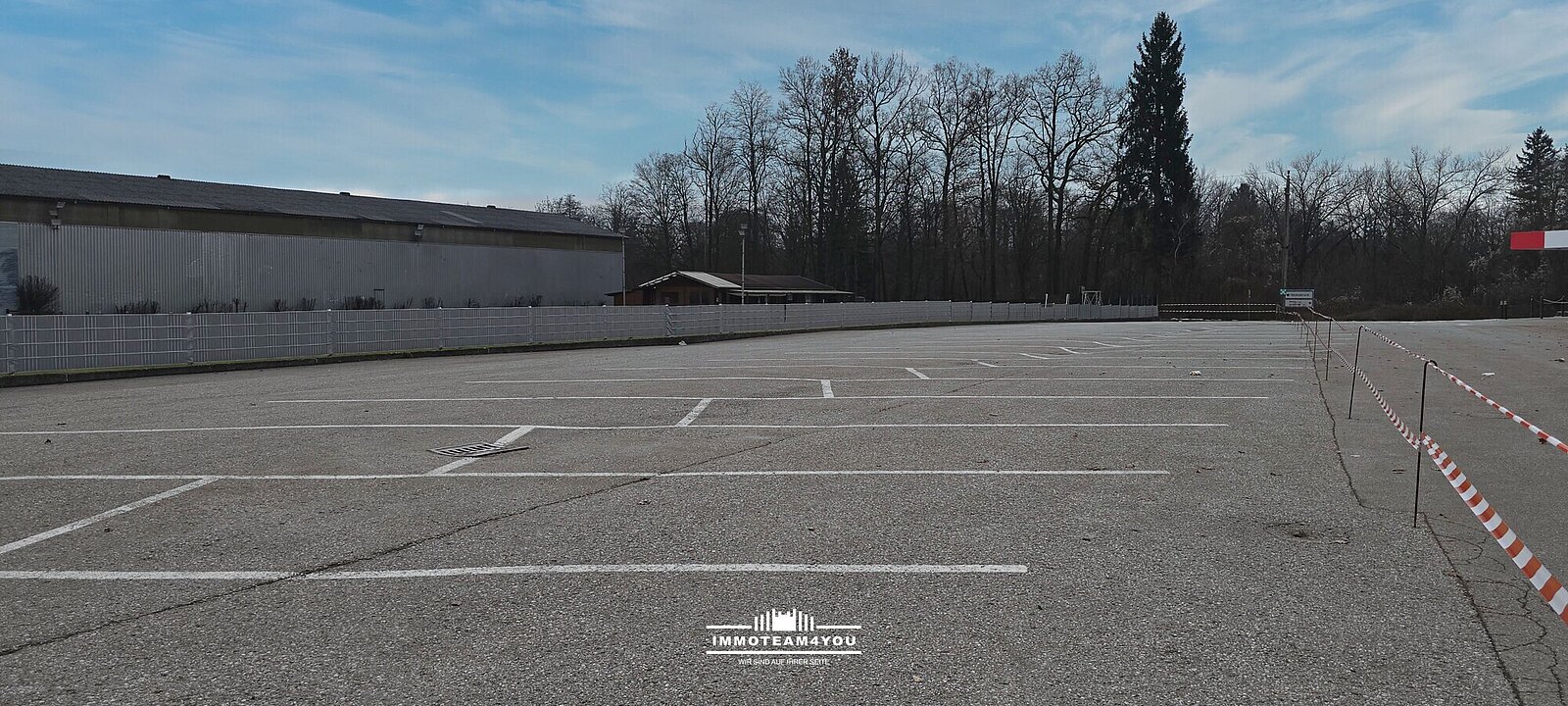 Zufahrt und Parkplätze