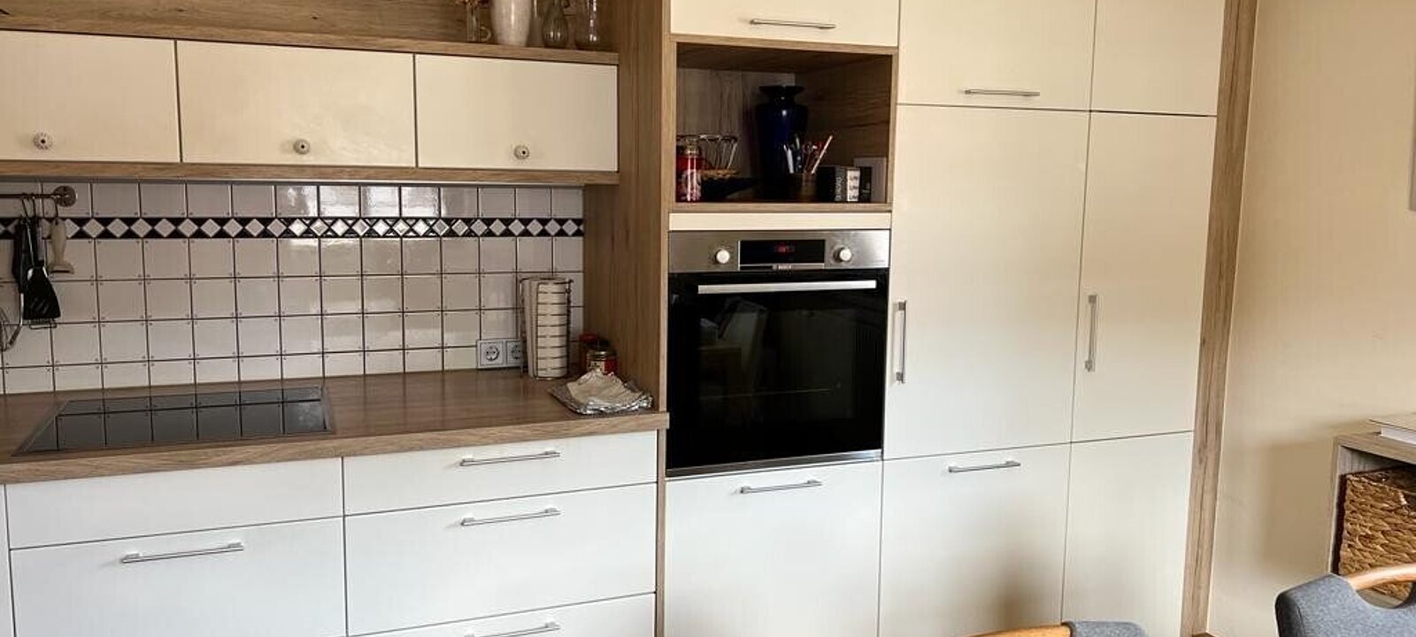 Küche mit E-Geräten vorhanden