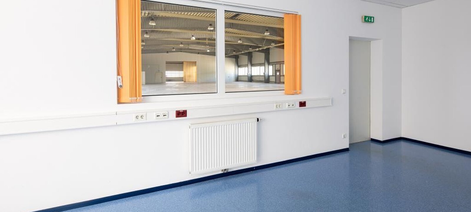 direkt an die Produktionshalle angeschlossen